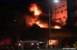 Kebakaran Toko Bingkai di Jakarta Selatan Tewaskan 7 Orang, Petugas Lakukan Evakuasi