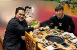 Erick Thohir berjabat tangan dengan Shin Tae-yong sebagai persetujuan perpanjangan kontrak