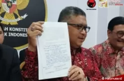 Hasto Kristiyanto memperlihatkan surat kuasa yang diberikan Megawati untuk menyampaikan Amicus Curiae (Foto: Instagram PDIP)