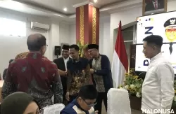 Wali Kota Padang bersalaman dengan masyarakat saat melakukan open house