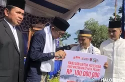 Wali Kota Padang menyerahkan bantuan untuk Palestina