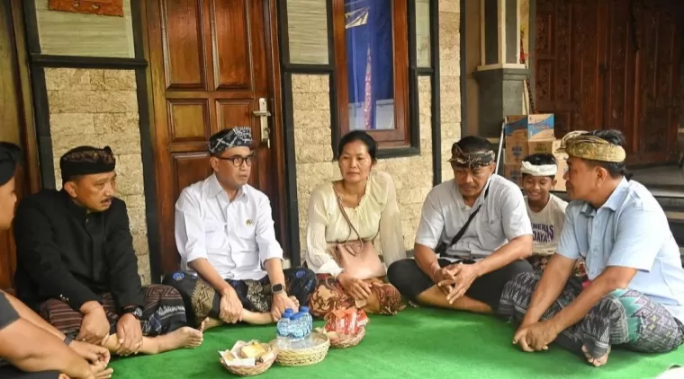 Menhub Budi Karya Sumadi melayat ke rumah keluarga Putu Satria Ananta, korban penganiayaan (Foto: Instagram BudiKaryas)