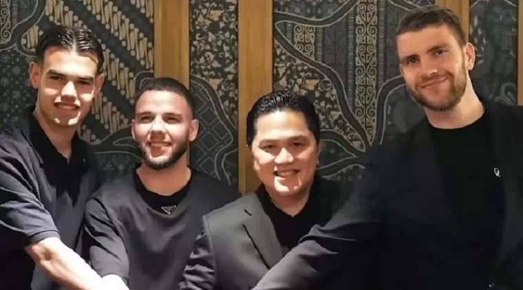 Calvin Verdonk, Jens Raven dan Maarten Paes berfoto bersama Ketua PSSI Erick Thohir (Foto: Instagram Jens Raven)