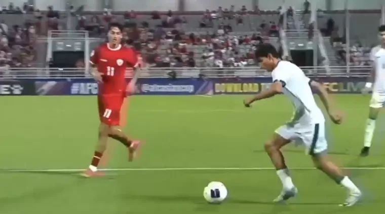 Pemain Irak melakukan serangan ke gawang Timnas Indonesia (tangkap layar siaran langsung perebutan juara 3 Piala Asia U23)
