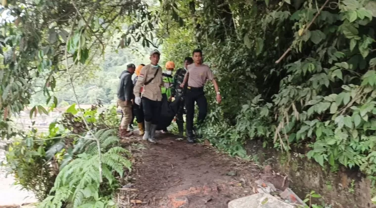 Tim Gabungan membawa jenazah korban dengan menggunakan kantong jenazah (foto: Basarnas)