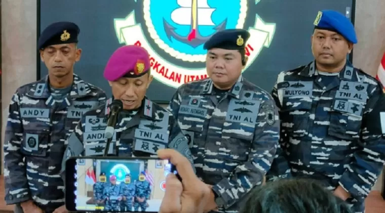 Komandan Lantamal VI Makassar, Brigjen TNI (Mar) Andi Rahmat melakukan jumpa pers (Foto: Dok Istimewa)