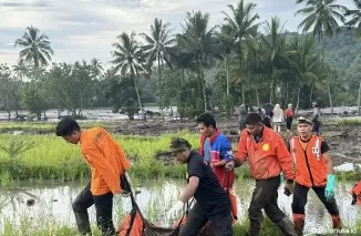 Tim Basarnas mengangkut korban banjir lahar dingin (Foto: Basarnas)