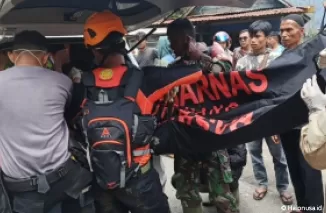 Tim Gabungan memasukkan jenazah korban yang sudah ditemukan ke dalam ambulans (Foto: Basarnas)