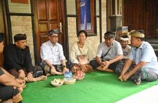 Menhub Budi Karya Sumadi melayat ke rumah keluarga Putu Satria Ananta, korban penganiayaan (Foto: Instagram BudiKaryas)