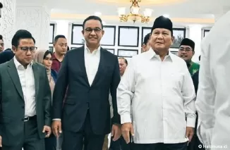 Anies Baswedan dan Prabowo Subianto berjalan bersama (Foto: Instagram Anies Baswedan)