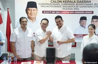 Boby memperlihatkan Kartu Tanda Anggota Kader Partai Gerindra (Foto: Instagram Bobynst)