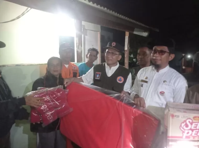 Camat Padang Selatan dan Kepala BPBD Kota Padang menyerahkan bantuan kepada masyarakat korban bencana