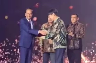 Shin Tae-yong menerima Golden Visa dari Presiden Joko Widodo