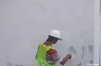 Seorang petugas mengecat Balai Kota Padang lama