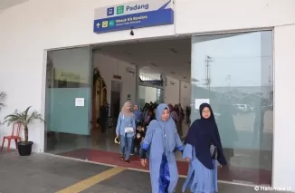 Statiun padang yang ramai dengan penumpang baru turun dari kereta api di Sawahan, Kota Padang. (Foto: Humas KAI Divre II Padang)