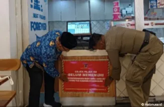 Penertiban salah satu pelaku usaha usaha di Transmart Padang yang tidak mengaktifkan Smart-tax(tapping box) oleh Tim Bapenda Padang. (Foto: Dewi Fatimah/Halonusa)