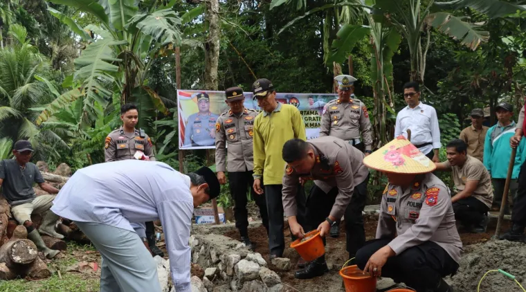 Kapolres Pariaman Bangun Rumah untuk Warga yang Tinggal di Gubuk Plastik