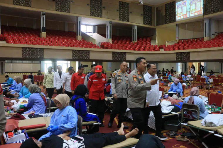 Polda Sumbar Turun Tangan dalam Aksi Donor Darah Bareng Mahasiswa UNP