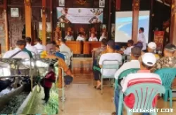 Disnakkeswan Tulungagung mengadakan pertemuan KIE Penyakit Hewan Menular Strategis (PHMS) di Balai Desa Pelem (Insert: Petugas Disnakkeswan saat melakukan vaksinasi hewan ternak)