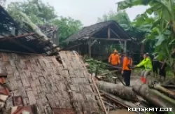 Petugas BPBD Tulungagung bersama Tiga Pilar Kecamatan saat di lokasi kejadian