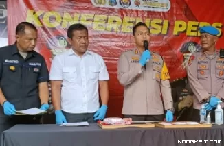 Kapolres Tulungagung AKBP Teuku Arsya Khadafi didampingi Kanit Narkoba, Kanit Propam dan Kasi Humas saat memimpin press rilis di depan Mapolres.