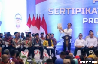 Presiden Joko Widodo (Jokowi) sedang memperlihatkan bentuk sertifikat elektronik kepada masyarakat