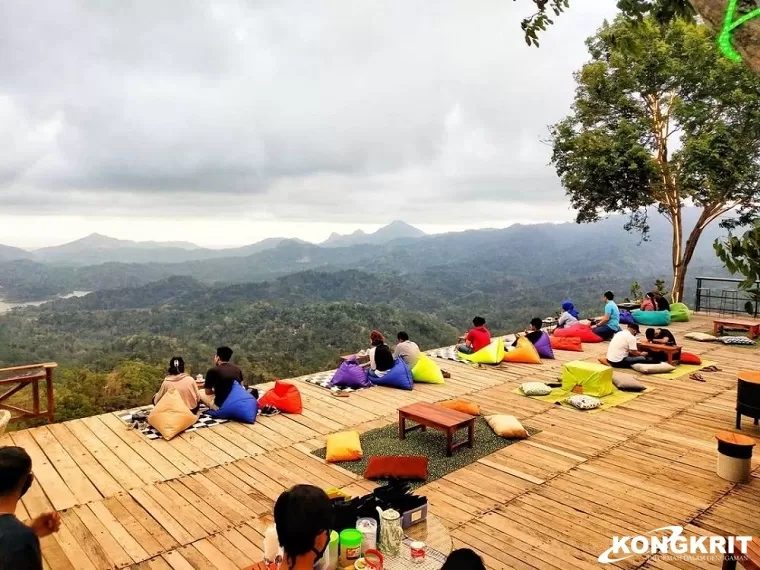 4 Destinasi Wisata Cafe di Jogjakarta View Bukit Menoreh, Liburan Anti Receh! (Foto: Dok.Istimewa)
