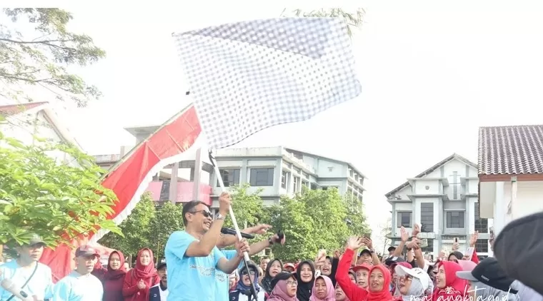 Penjabat (Pj.) Wali Kota Malang  Dr. Ir. Wahyu Hidayat, MM memberangkatkan peserta jalan sehat