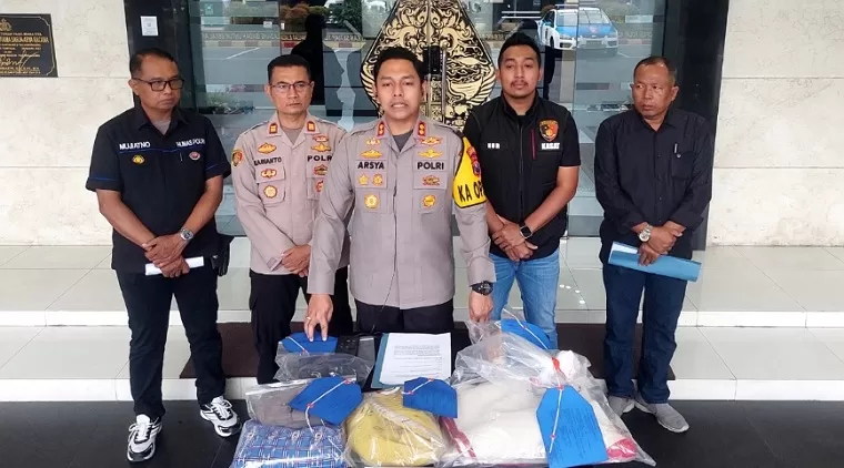 Kapolres Tulungagung didampingi Kapolsek Rejotangan, Kasat Reskrim, Kasi Humas dan Kanit PPA saat dikonfirmasi awak media di depan Mapolres setempat