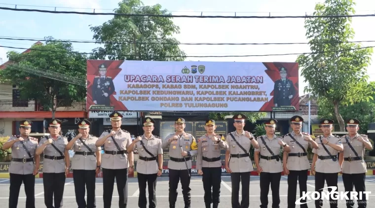Kapolres dan Wakapolres Tulungagung (tengah) saat berfoto bersama usai upacara Sertijab di halaman Mapolres setempat