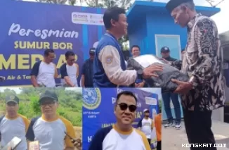 Ketua PAPDI cabang Surabaya berikan bantuan secara seremonial kepada Kades Tenggarejo  saat peresmian sumur bor Amerta. (insert : dari kiri Sekdakab Tri Hariadi, Pj Bupati Tulungagung Heru Suseno dan Kepala BRIDA Tulungagung Adi Prasetiya.