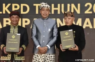 Kepala BPK Provinsi Jawa Timur, Karyadi berfoto bersama dengan Bupati Malang, Drs. H. M. Sanusi, M.M usai menyerahkan Opini WTP yang ke 10 kalinya bertempat dikantor BPK Provinsi Jawa Timur, Kamis (2/5) siang