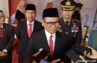 Pj Bupati Tulungagung didampingi Kapolres Tulungagung, Sekdakab dan perwakilan Forkopimda saat diwawancarai awak media usai memimpin upacara Harkitnas.