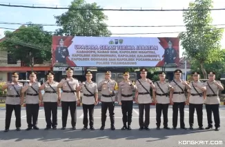 Kapolres dan Wakapolres Tulungagung (tengah) saat berfoto bersama usai upacara Sertijab di halaman Mapolres setempat