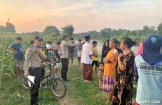 Petugas Polsek Ngunut saat di lokasi kejadian