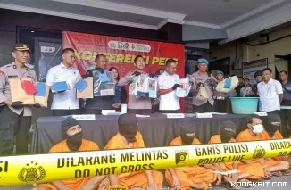 Kapolres Tulungagung didampingi Kasat Reskrim, Kasi Humas, Kabag Ops, Kasi Propam dan Kanit Pidsus saat menunjukkan BB kasus perjudian