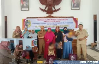 Kepala DKP Tulungagung Agus Suswantoro (tengah) didampingi Ketua penggerak PKK Desa Campurdarat, Kabid  Kerawanan dan Ketersediaan Pangan Noor Erlin, Sekdes dan Bidan Desa Campurdarat foto bersama dengan sejumlah penerima bantuan.