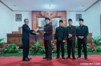 Pj Bupati Heru Suseno menyampaikan Ranperda pertanggungjawaban APBD tahun 2023 kepada Ketua DPRD Tulungagung.