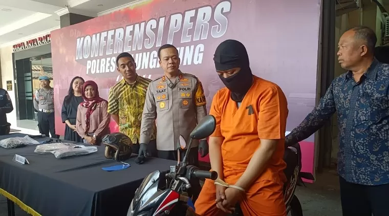 Kapolres Tulungagung didampingi Kasat Reskrim dan Kanit UPPA menunjukkan tersangka bersama BB ranmor yang digunakan tersangka saat menjalankan aksinya.