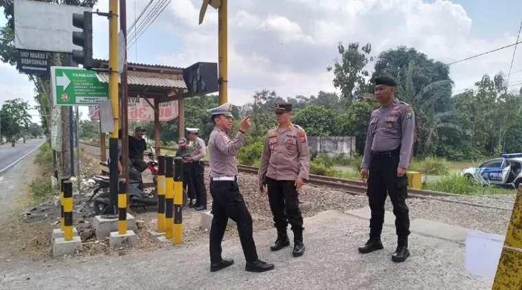 Personel Satlantas Polres Tulungagung bersama Polsek Rejotangan berikan Himbauan kepada relawan penjaga perlintasan kereta api tanpa palang pintu