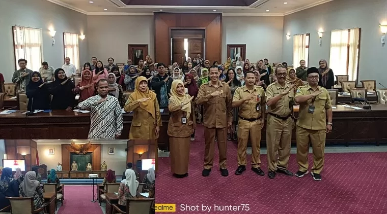 Kadis Koperasi dan Usaha Mikro Tulungagung, Slamet Sunarto (tengah) bersama jajaran dan narasumber beserta para peserta Workshop Penguatan Manajerial/IT Entrepreneur berfoto bersama di ruang Praja Mukti.
