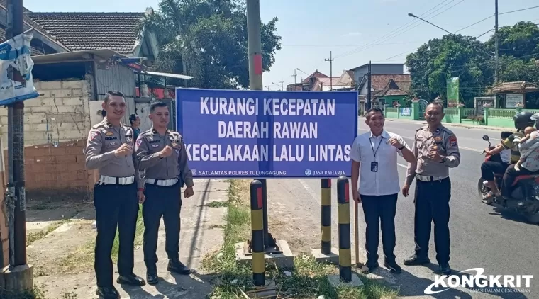 Petugas Satlantas Polres Tulungagung bersama Jasa Raharja usai memasang papan himbauan di salah satu daerah rawan Lakalantas