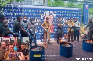 Pemusnahan rokok ilegal di halaman kantor Bantu Bea dan Cukai Blitar di Tulungagung  (Insert : Pj Bupati Tulungagung Heru Suseno bersama Kepala Kantor Bea dan Cukai Blitar dan Kasatpol PP Tulungagung)
