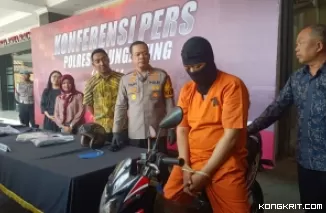 Kapolres Tulungagung didampingi Kasat Reskrim dan Kanit UPPA menunjukkan tersangka bersama BB ranmor yang digunakan tersangka saat menjalankan aksinya.