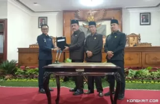 Pj Bupati Heru Suseno bersama Ketua DPRD Tulungagung Marsono dan wakil ketua DPRD saat penyerahan nota kesepakatan bersama rancangan KUA-PPAS TA 2025