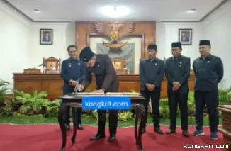Dari kiri: Pj Bupati Tulungagung Heru Suseno, Ketua DPRD Tulungagung Marsono, Wakil Ketua, Ali Masrup, Asmungi, Ahmad Baharudin saat penandatanganan Berita acara Persetujuan bersama Ranperda tentang Pertanggungjawaban Pelaksanaan APBD TA 2023