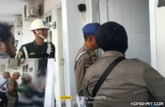 Petugas gabungan Satpol PP Tulungagung saat razia di salah satu tempat di wilayah Kecamatan Tulungagung Kota ( Insert: sepasang muda mudi bukan Pasutri terjaring razia)