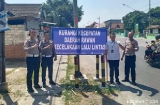 Petugas Satlantas Polres Tulungagung bersama Jasa Raharja usai memasang papan himbauan di salah satu daerah rawan Lakalantas