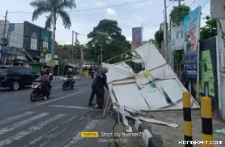 Petugas Satpol PP Tulungagung sedang tertibkan banner yang langgar aturan di area perempatan RSUD lama