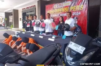 Kasat Reskrim Polres Tulungagung ( no 3 dari kanan) bersama KBO Reskrim, Kanit Pidum, Kanit Pidsus dan Kasi Humas Polres Tulungagung saat menunjukkan BB dan tersangka saat press rilis di halaman Mapolres setempat.